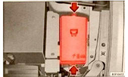 Rys 102 Komora silnika pokrywa skrzynki bezpiecznikowej