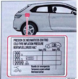 Rys. 237 Umiejscowienie plakietki z zalecanym ciśnieniem w oponach.