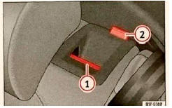 Rys. 151 W oparciu tylnego siedzenia : zwolnić zapadkę (1); czerwony znacznik (2)  