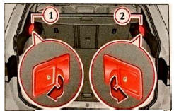 Rys. 152 W bagażniku: dźwignie do wypięcia lewej części (1)  i prawej części (2)  oparcia tylnego siedzenia.