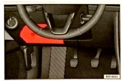 Rys. 65 Na tablicy rozdzielczej po stronie kierowcy: pokrywa skrzynki bezpiecznikowej